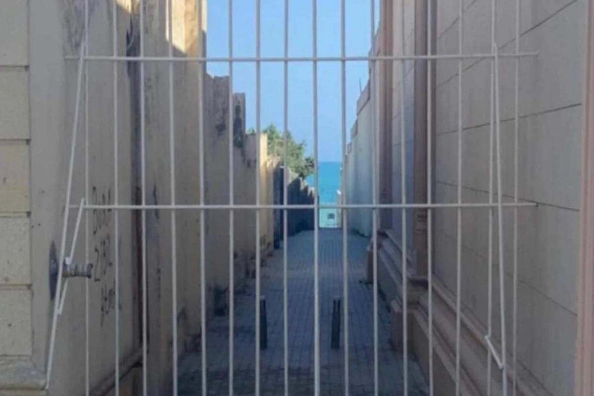 Bakıda çimərliyi insanların üzünə bağladılar - FOTO Bakıda çimərliyi insanların üzünə bağladılar - FOTO