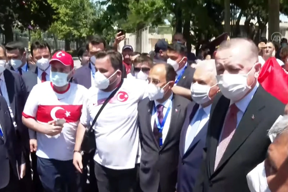 Президент Турции пообщался в Баку с футбольными болельщиками - ВИДЕО