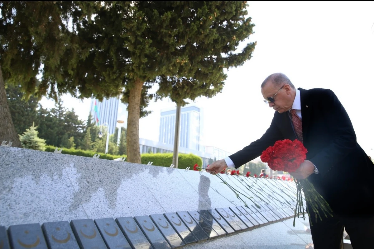 Ərdoğan Türk şəhidliyində - FOTO Ərdoğan Türk şəhidliyində - FOTO