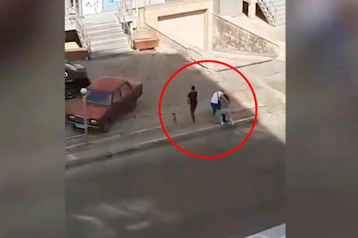 Bakıda qadını döyərək zorla maşına mindirmək istədilər - ANBAAN VİDEO Bakıda qadını döyərək zorla maşına mindirmək istədilər - ANBAAN VİDEO