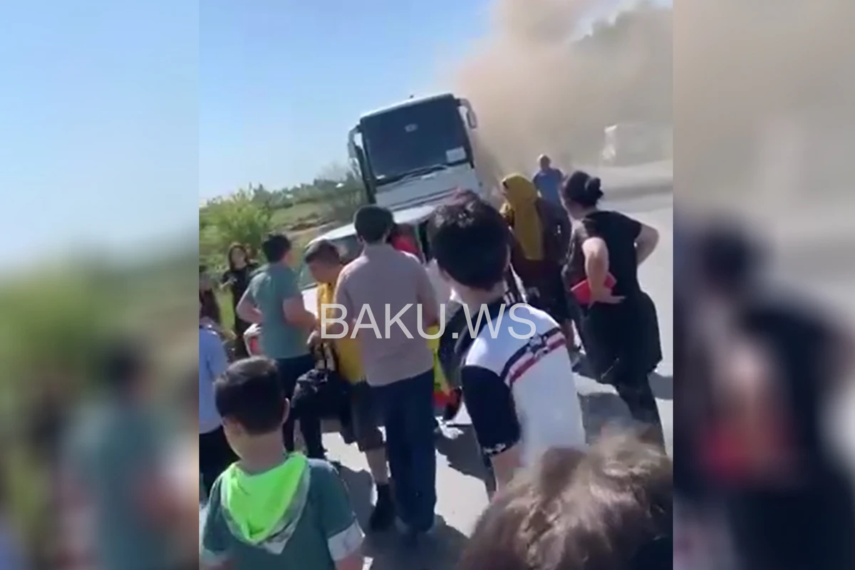 На дороге Баку-Губа горит школьный автобус - ВИДЕО