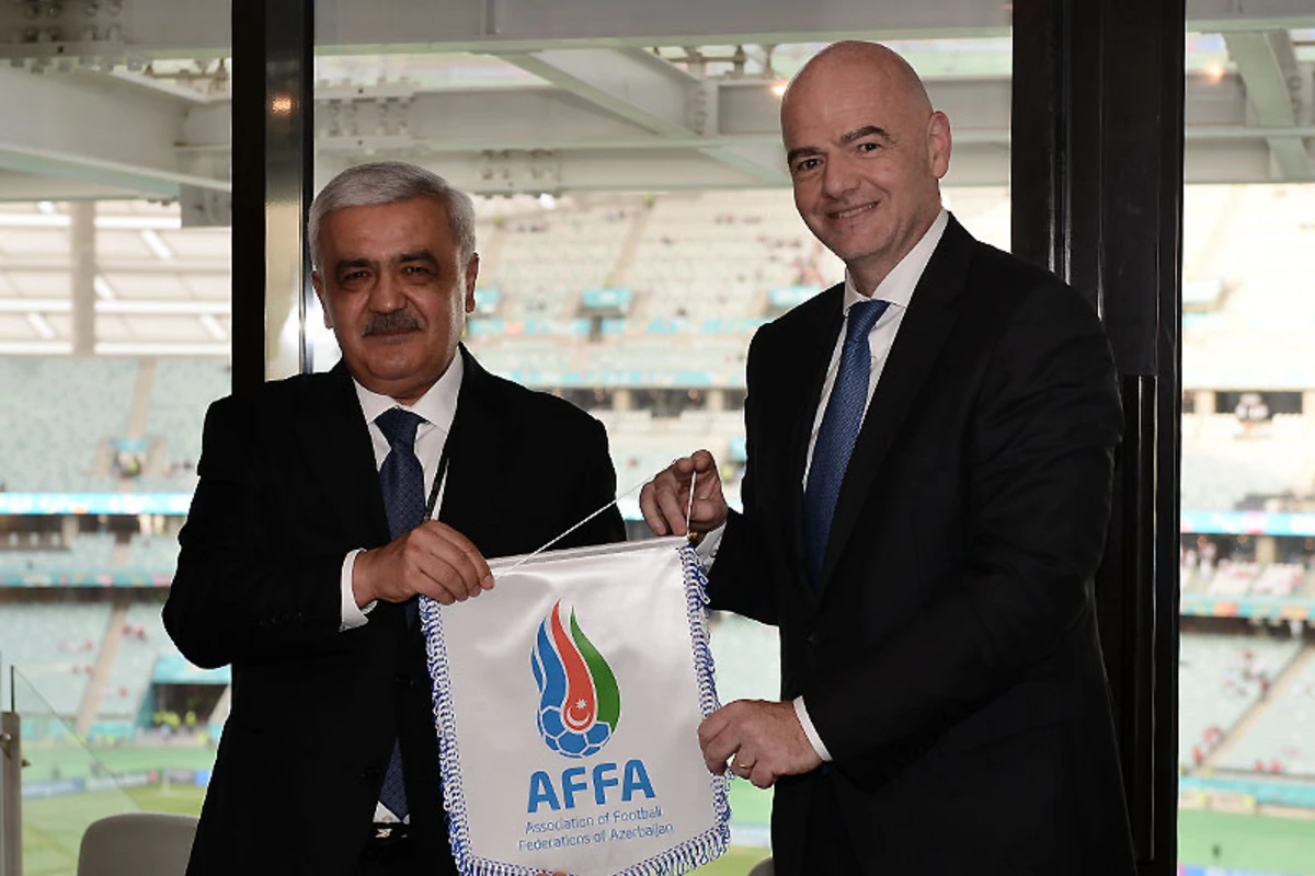 Rövnəq Abdullayev FIFA prezidenti ilə görüşdü - FOTO Rövnəq Abdullayev FIFA prezidenti ilə görüşdü - FOTO