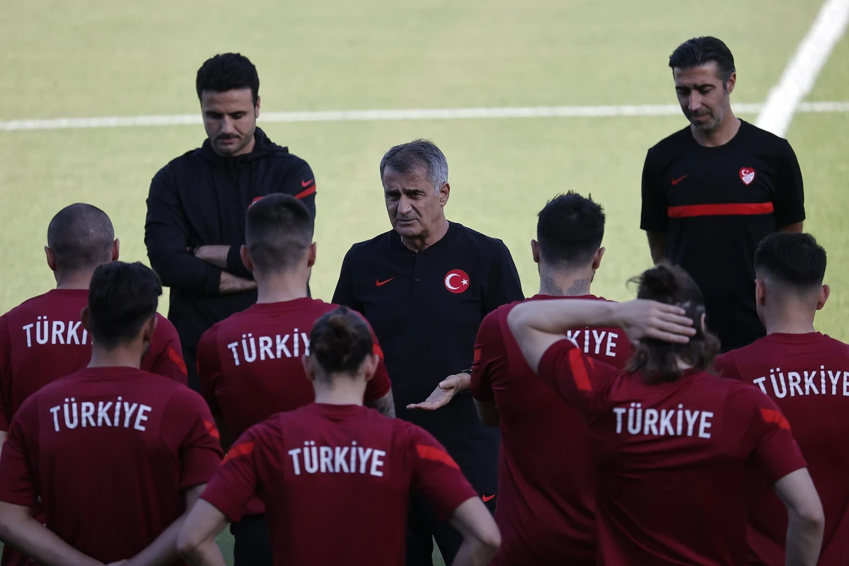 Türkiyəli futbolçular Bakıda dalaşıb Türkiyəli futbolçular Bakıda dalaşıb
