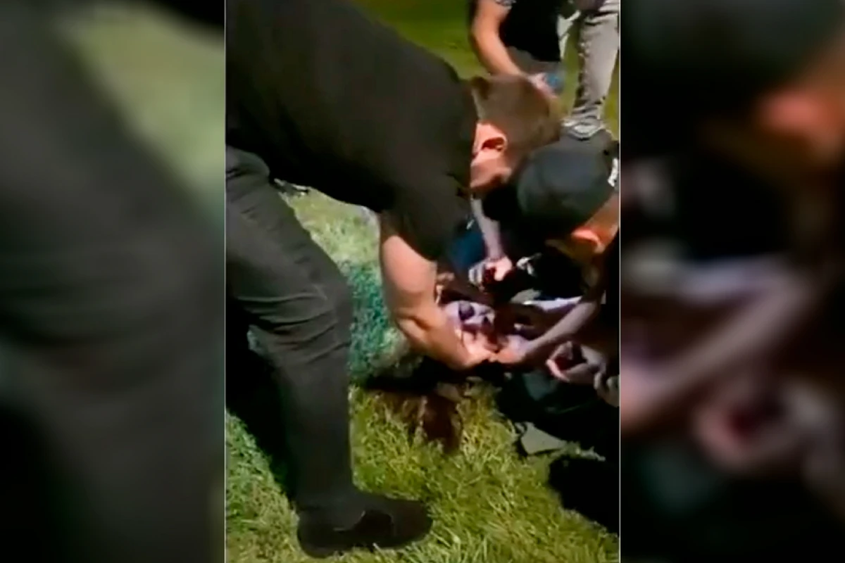 Bulvarda həyəcanlı anlar - polislər gənc qızı xilas etdi - VİDEO Bulvarda həyəcanlı anlar - polislər gənc qızı xilas etdi - VİDEO