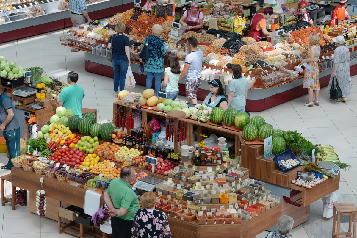 Названы самые опасные летом продукты