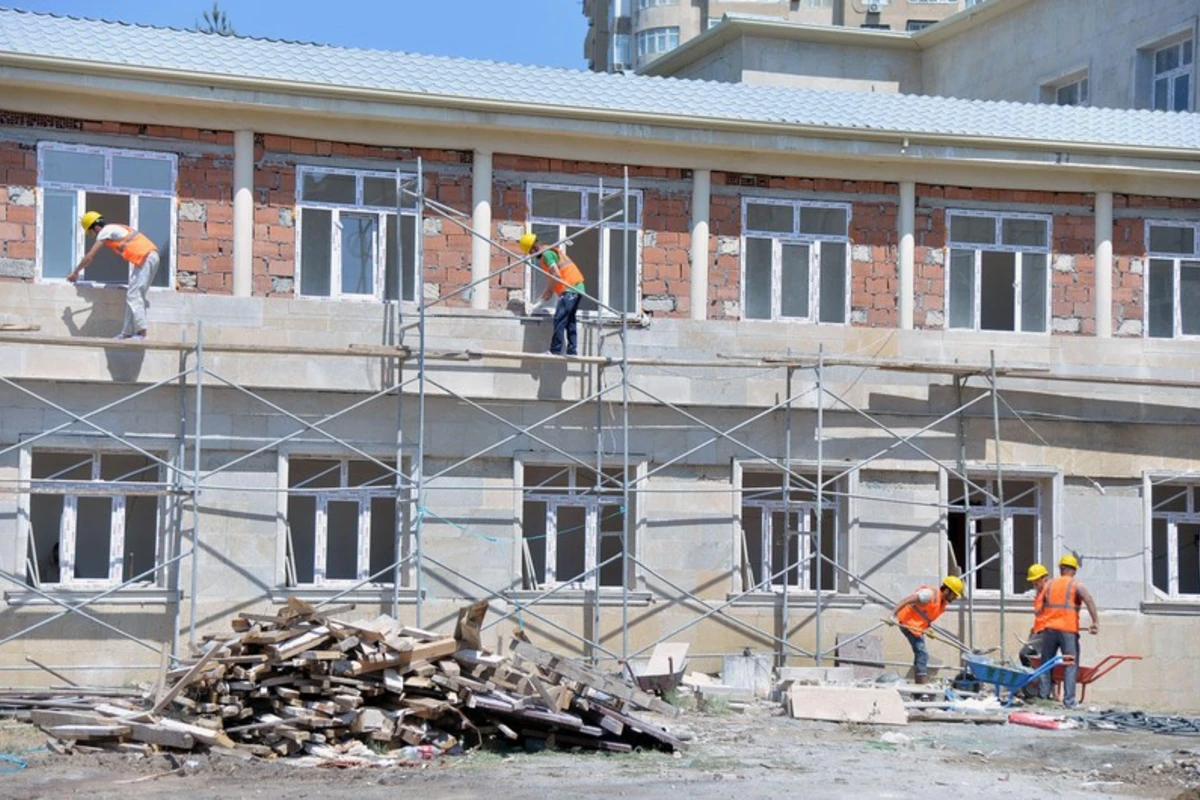 Bakıda qəzalı vəziyyətdə olan iki məktəb söküləcək Bakıda qəzalı vəziyyətdə olan iki məktəb söküləcək