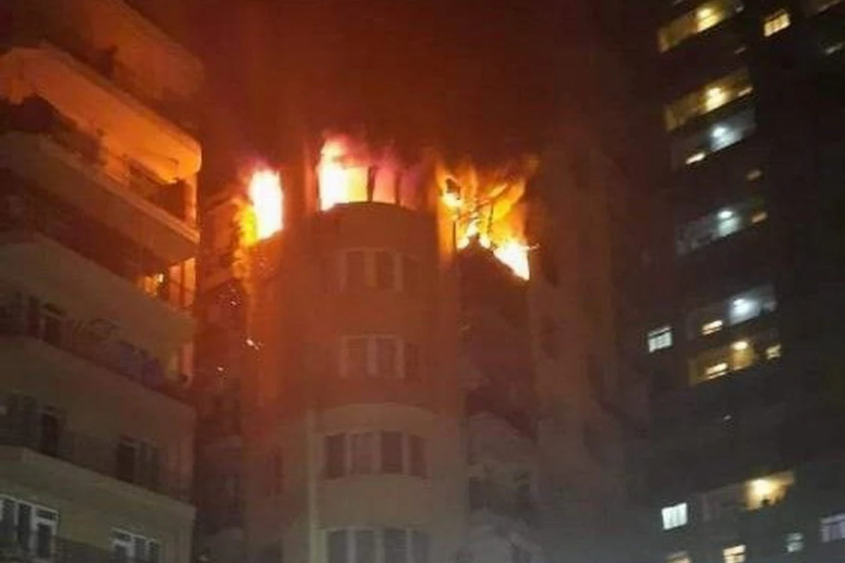 Пожар в многоэтажном здании в Баку потушен - ОБНОВЛЕНО + ВИДЕО