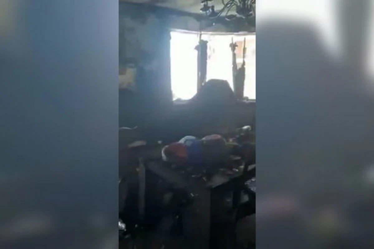 Кадры из обгоревшей квартиры в многоэтажном здании в Баку - ВИДЕО