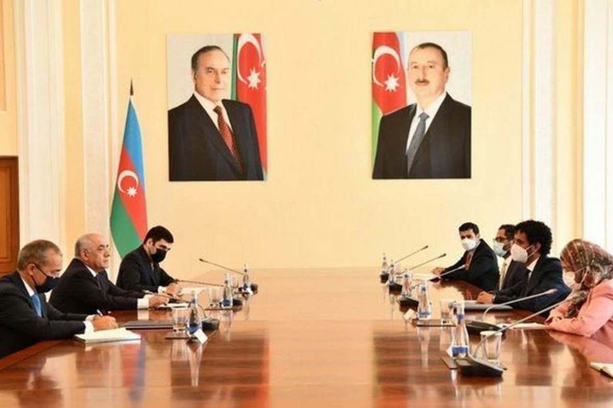 Али Асадов встретился с министром экономики ОАЭ