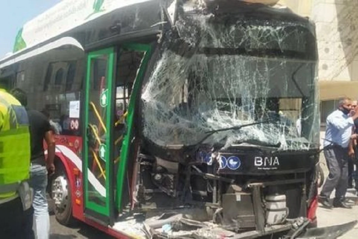В Баку произошло ДТП с участием автобусов, пострадали 7 пассажиров - ОБНОВЛЕНО + ВИДЕО