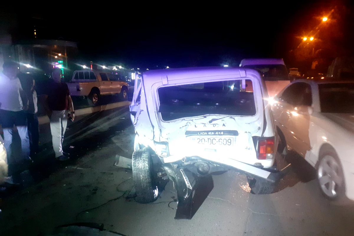 Gəncədə Toyota Niva ilə toqquşdu, xəsarət alan var - FOTO