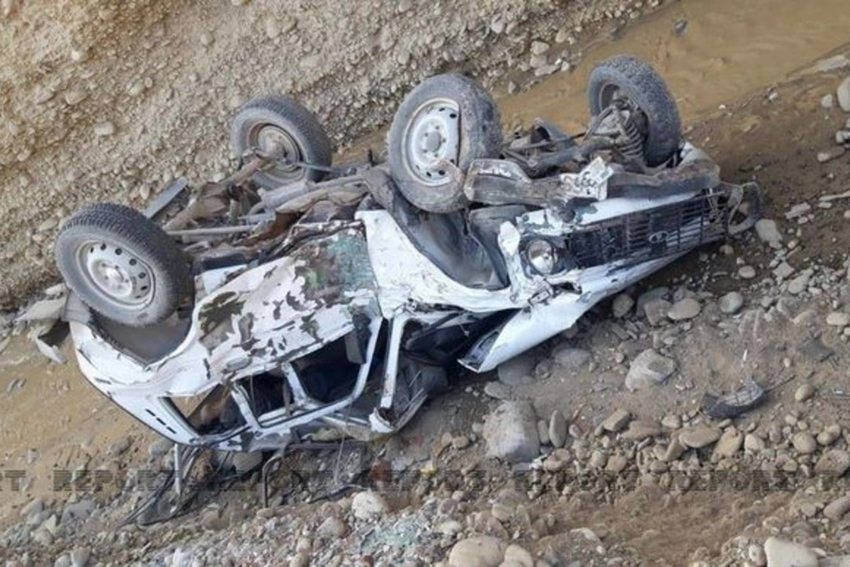 Qubada avtomobil qayadan aşıb, sürücü ölüb - FOTO