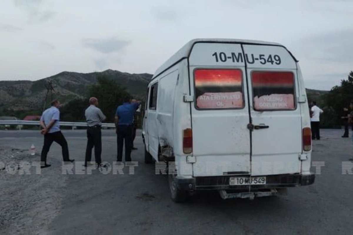 Şəkidə mikroavtobus qəzaya uğradı, xəsarət alanlar var - FOTO