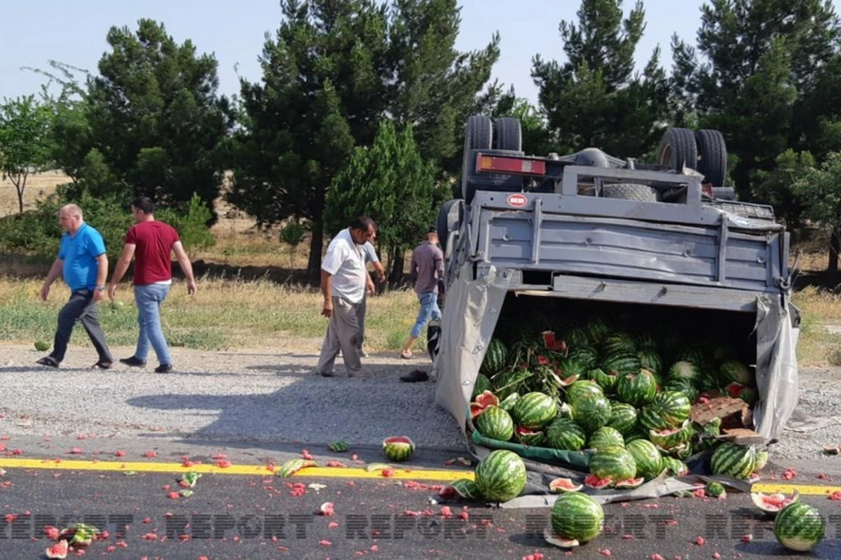Yük daşıyan maşınlar toqquşdu, qarpızlar yola dağıldı - FOTO