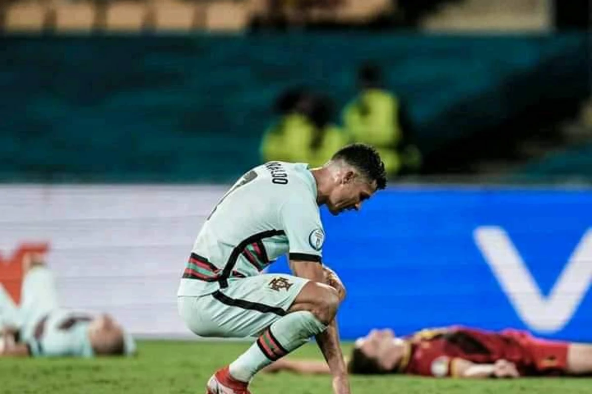Ronaldo kapitan sarğısını yerə atdı - FOTO/VİDEO