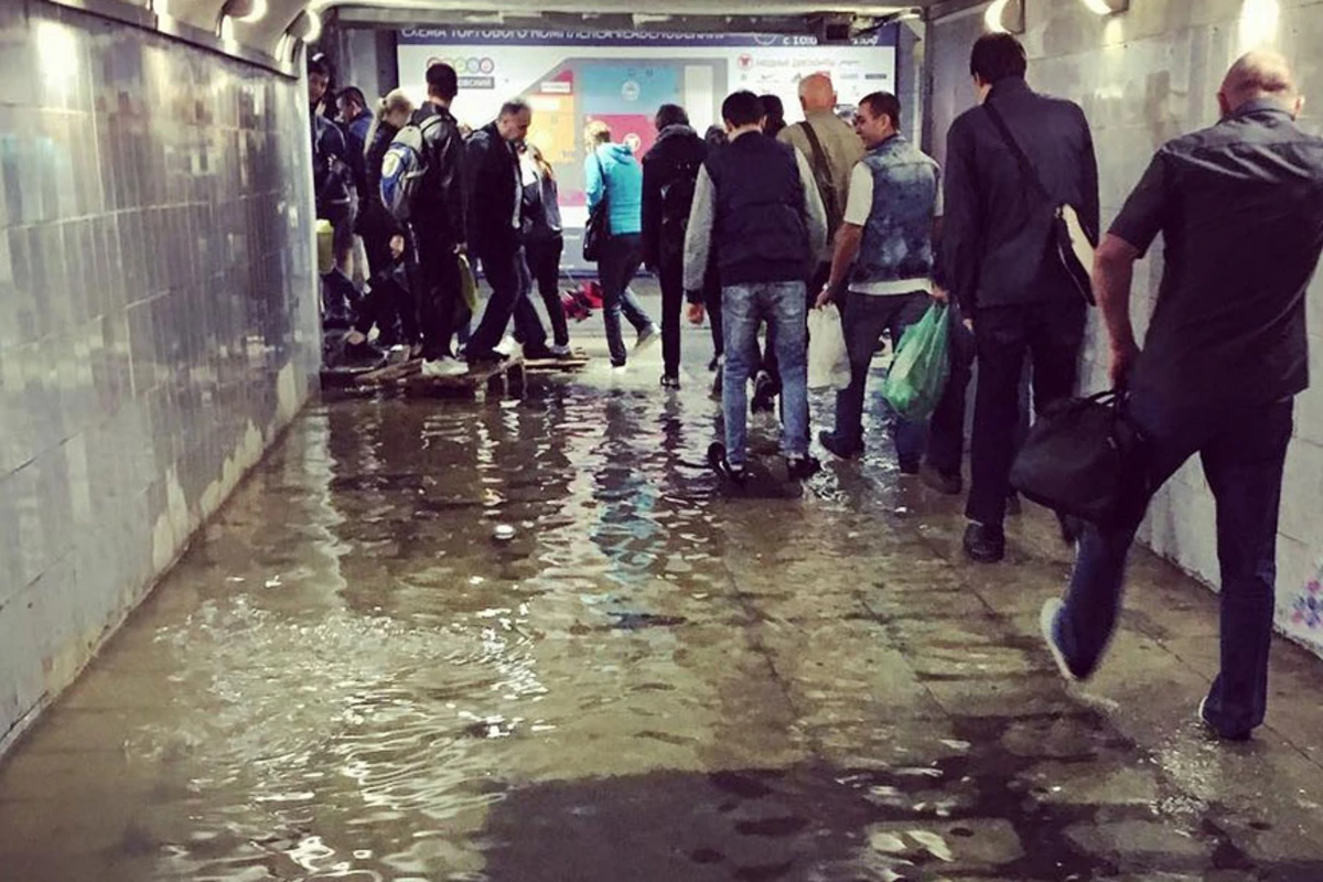 В Москве затоплены улицы и станция метро - ВИДЕО