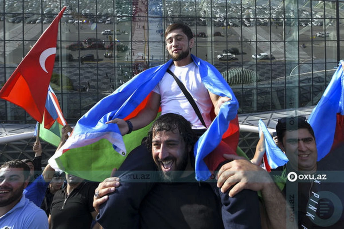 Одолевший армянского соперника азербайджанский боец MMA вернулся на родину - ФОТОРЕПОРТАЖ