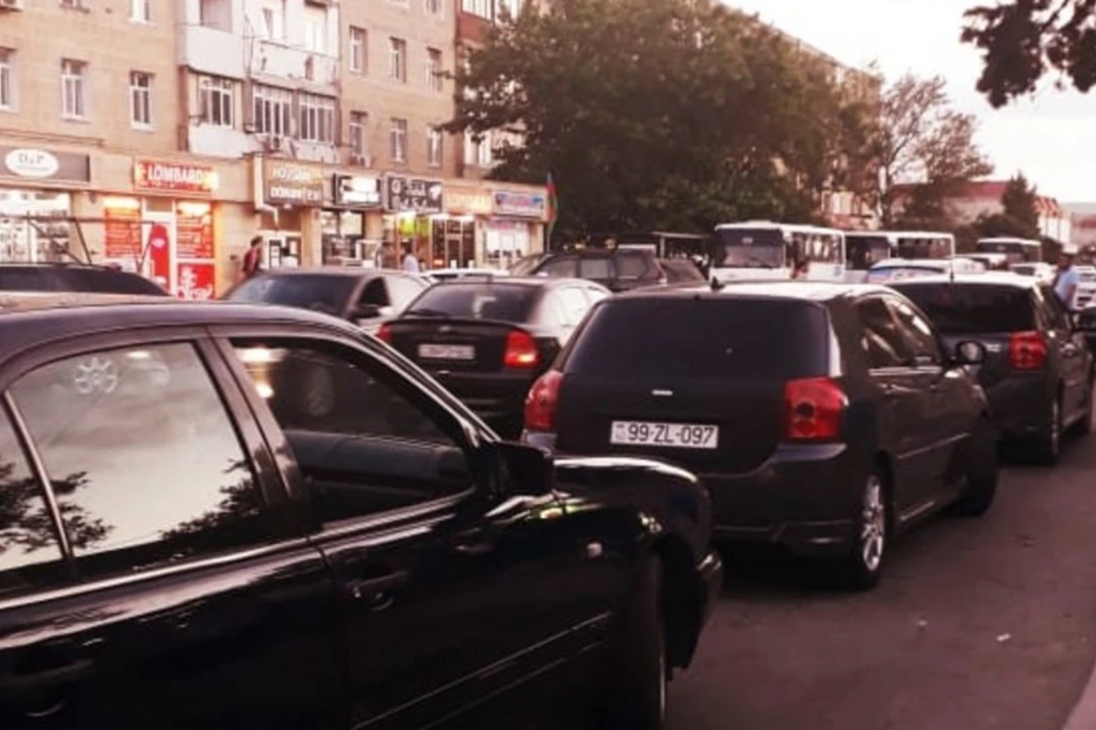 Bakıda avtomobil 17 yaşlı gənc qızı vurdu