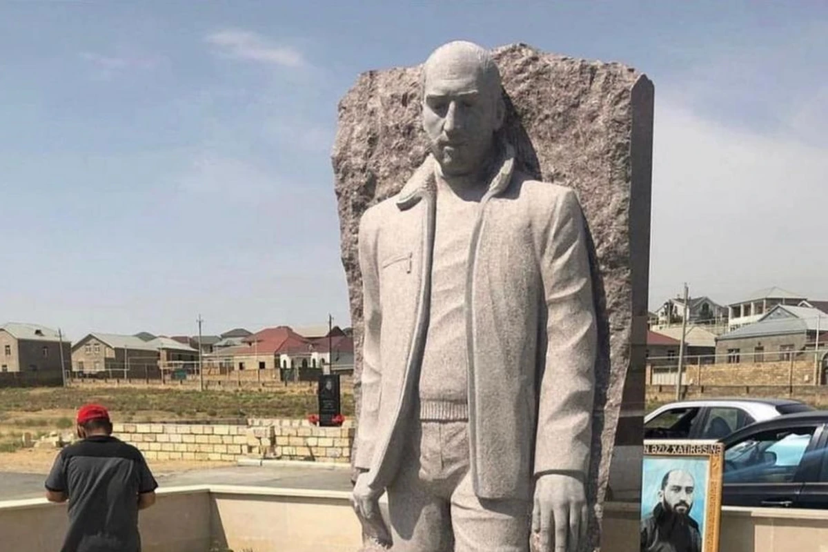 Mərhum meyxanaçı Vüqar Biləcərinin abidəsi ucaldılıb Mərhum meyxanaçı Vüqar Biləcərinin abidəsi ucaldılıb