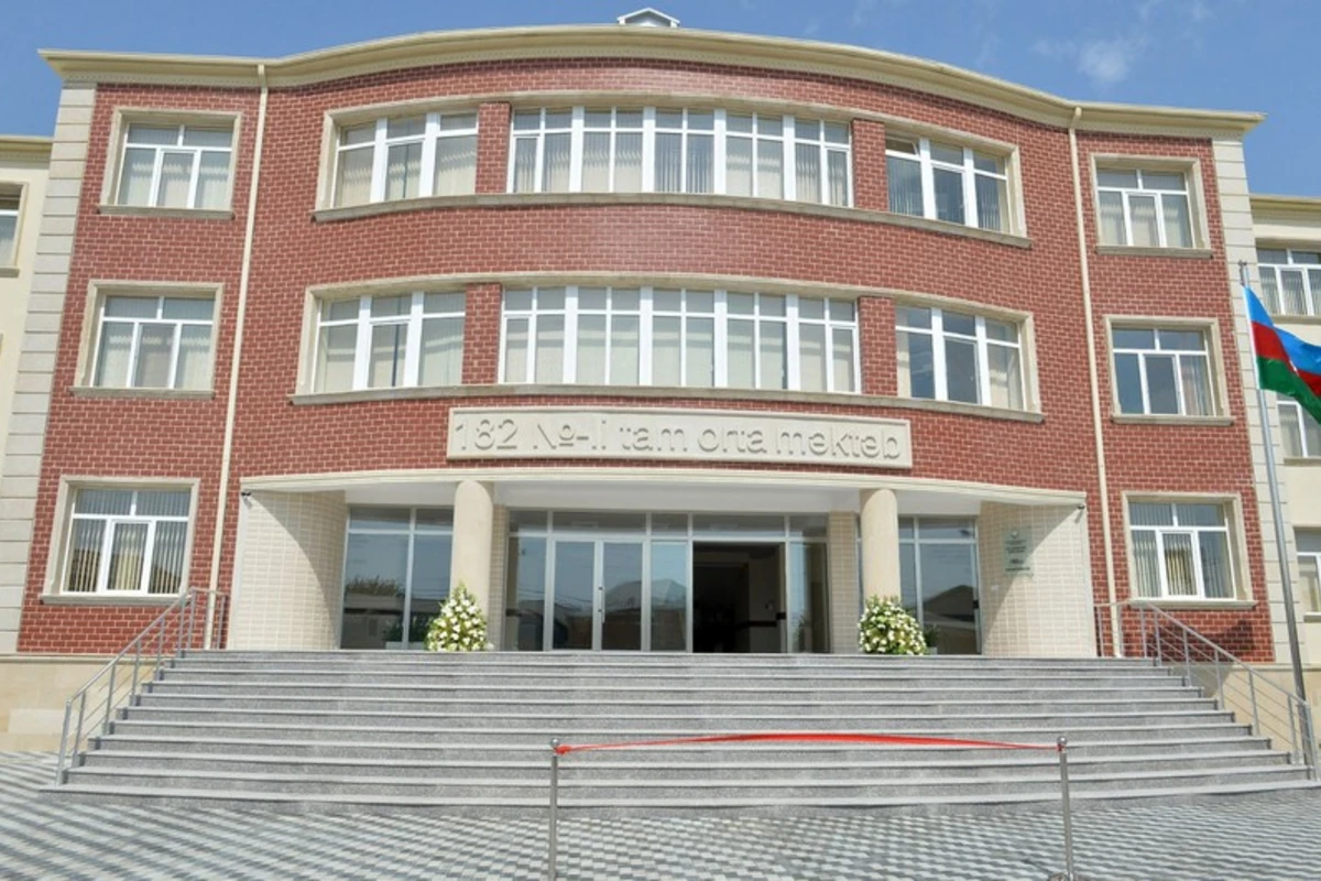 Məktəb direktoru şagirdi sinifdə saxlayır, valideyn təhdid edilir - İDDİA