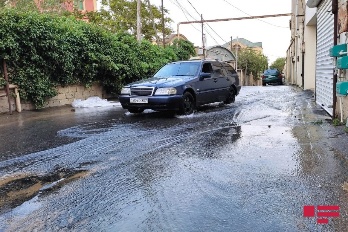 Badamdarda su xətti partladı, həyətləri və marketi su basdı - FOTO/ VİDEO
