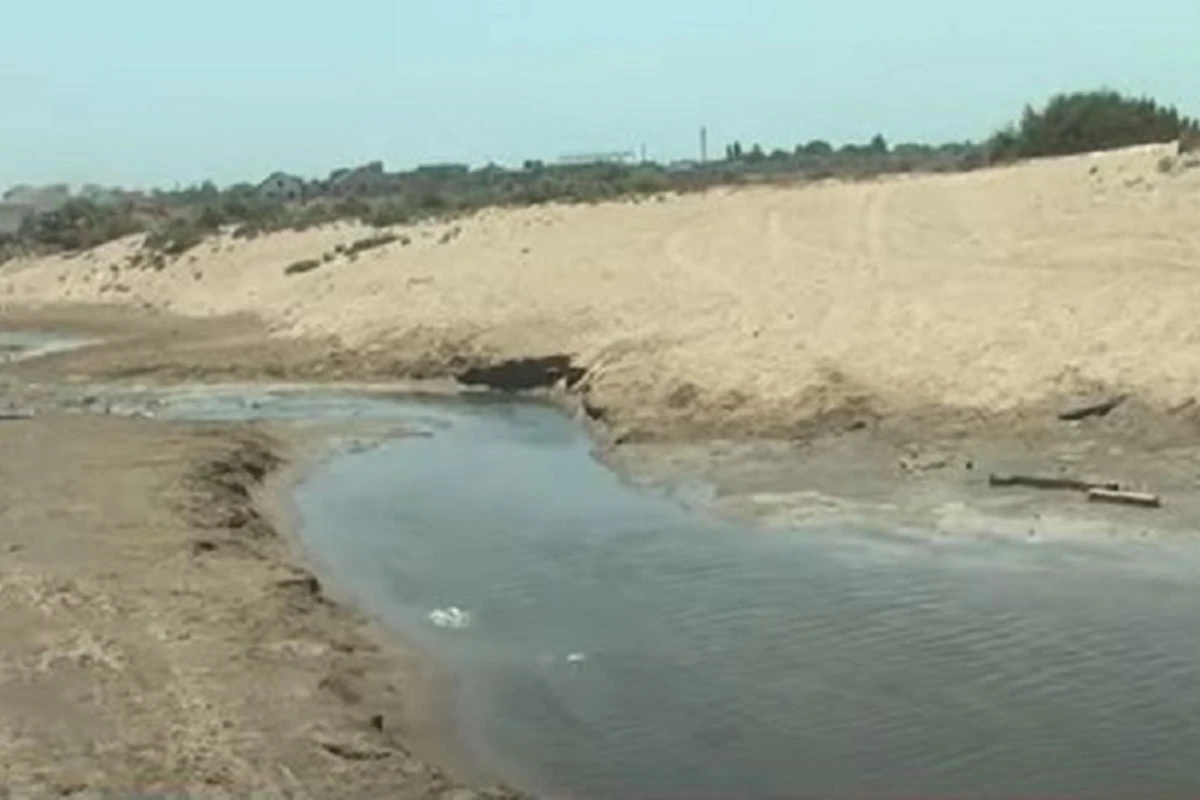 В Пиршаги канализационные воды сливаются в море - ВИДЕО