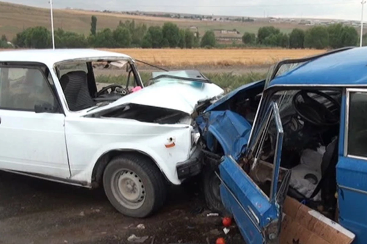 VAZ avtomobilləri toqquşdu, sürücülər xəstəxanalıq oldu