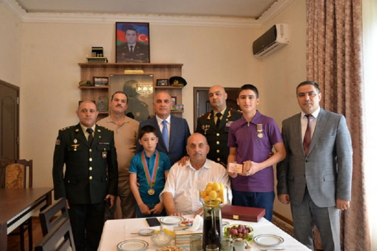 Polkovnik Babək Səmidlinin ölümündən sonra təltif edildiyi “Zəfər” ordeni ailəsinə təqdim olundu - FOTO