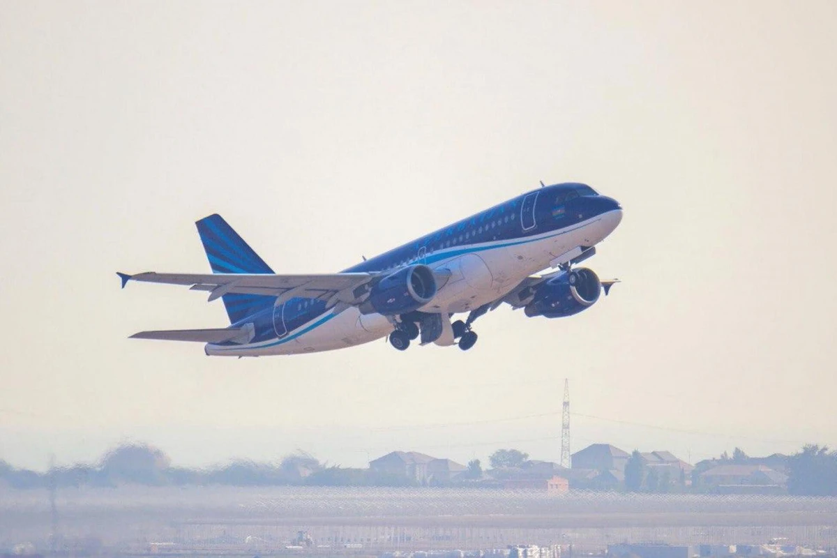 Самолет AZAL приземлился из-за технических проблем с кондиционером