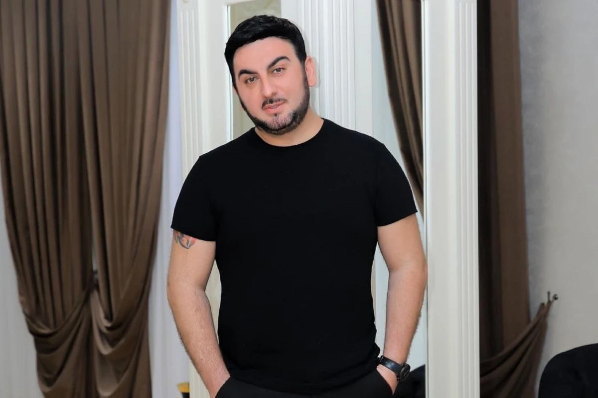 Yalangoch katta kokraklarning qora va oq fotosurati