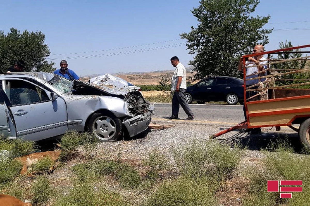 Azərbaycanda iki minik avtomobili toqquşub, 4 nəfər xəsarət alıb - FOTO