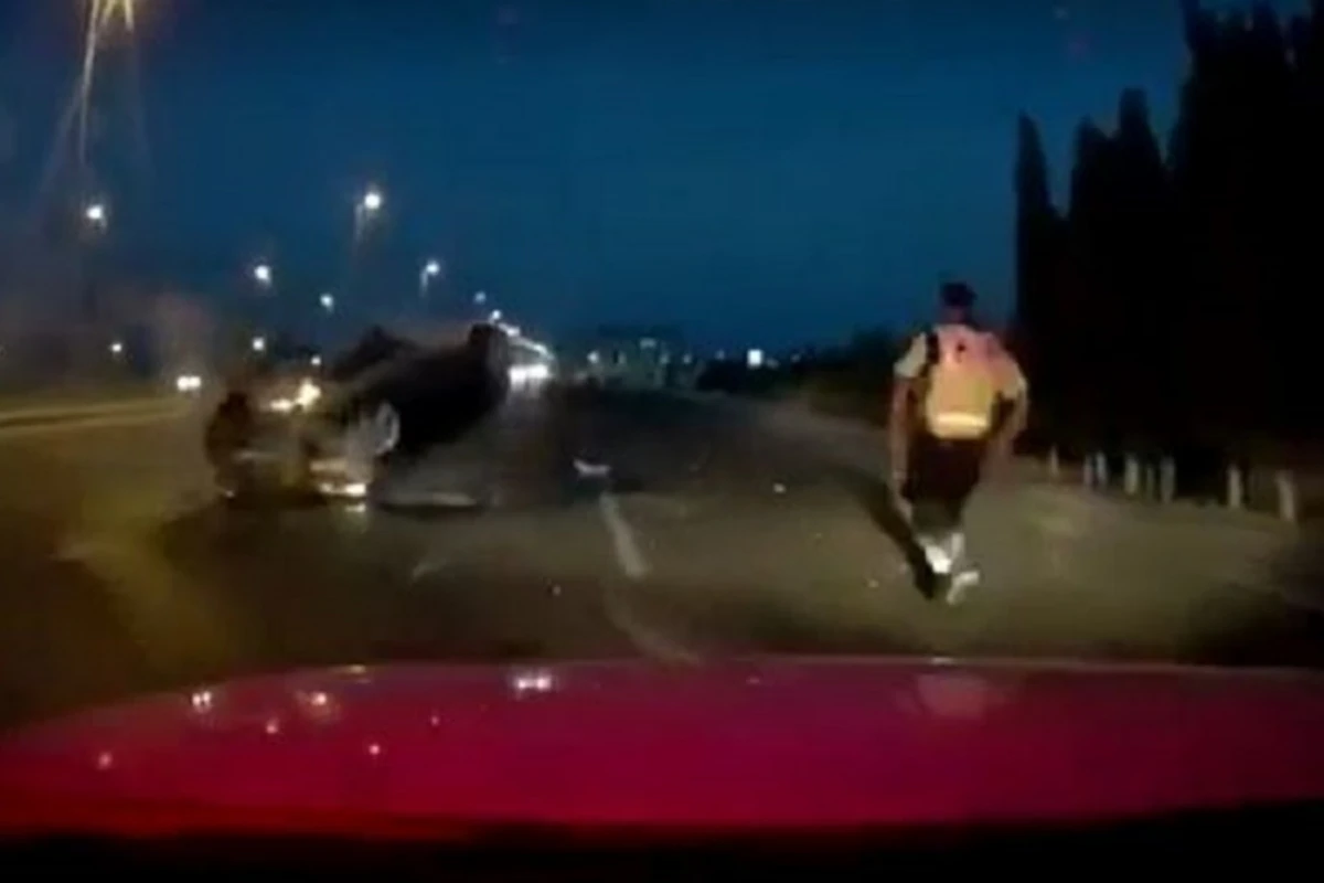 В Баку сотрудник дорожной полиции вызволил водителя из горящей машины - ВИДЕО