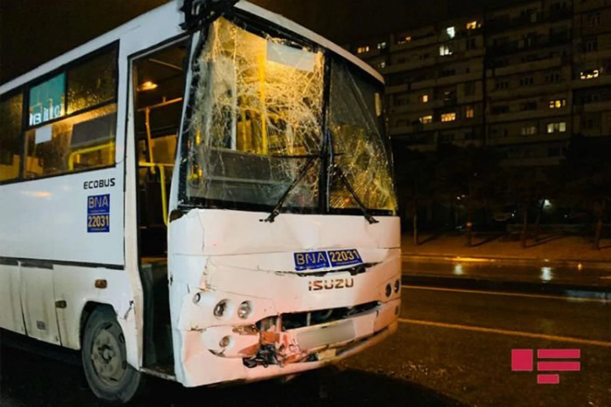 Bakıda avtobus yük avtomobili ilə toqquşub - Xəsarət alanlar var