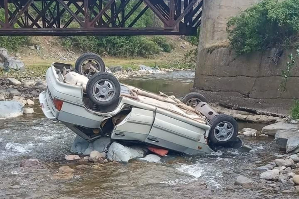 Tovuzda avtomobil körpüdən aşdı, yaralılar var - FOTO