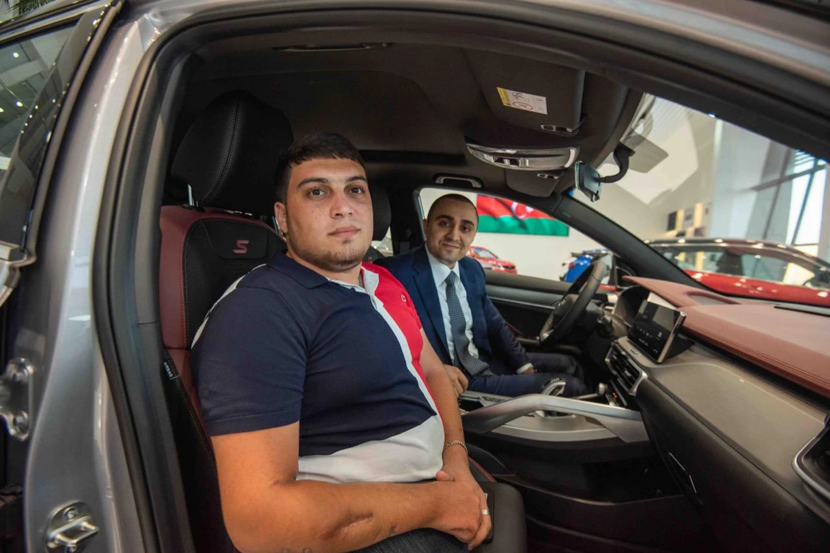 Geely Azərbaycan Camal Alxasova avtomobil hədiyyə etdi! Foto Geely Azərbaycan Camal Alxasova avtomobil hədiyyə etdi! Foto