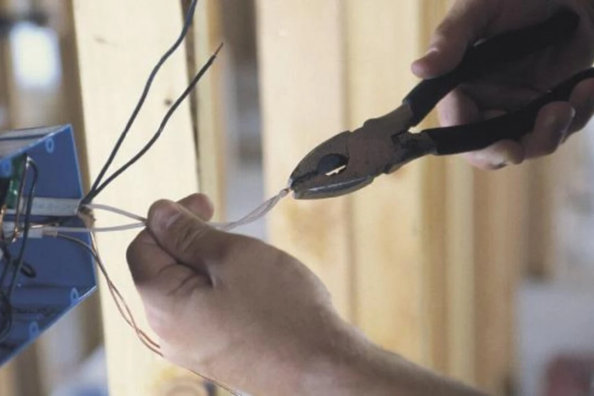 Bakıda fəhləni elektrik cərəyanı vuraraq öldürüb