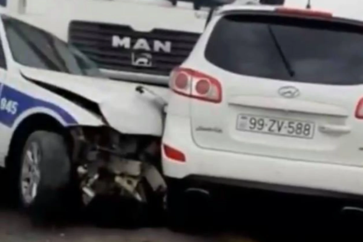 На трассе Баку-Алят автомобиль ГДП попал в аварию, пострадал сотрудник дорожной полиции - ВИДЕО