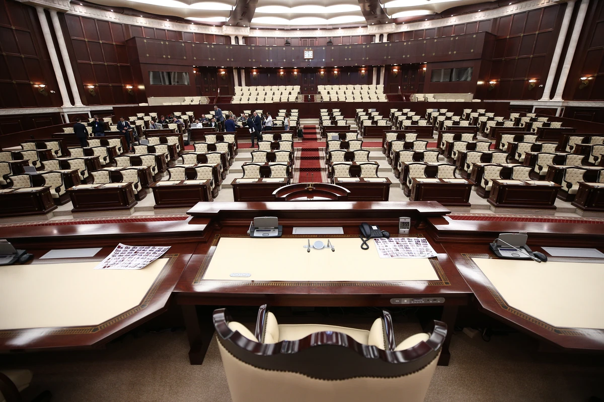 Deputatlar tətilə çıxır
