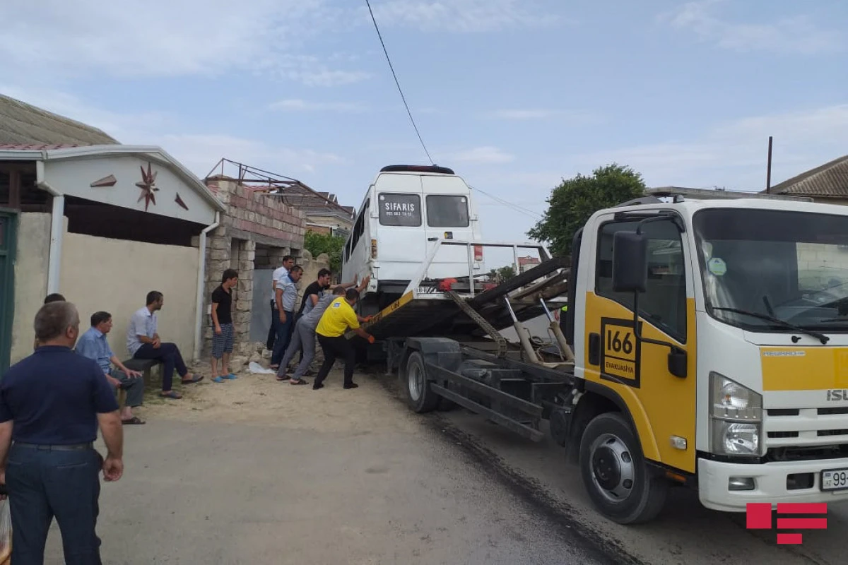 В Ширване столкнулись микроавтобус и легковой автомобиль, пострадали 9 человек – ФОТО