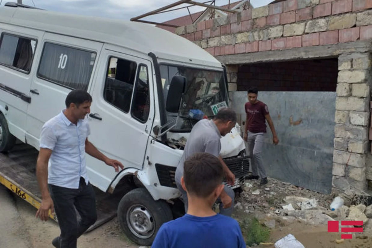 Şirvanda mikroavtobus qəzaya düşdü: Çox sayda yaralı var - FOTO
