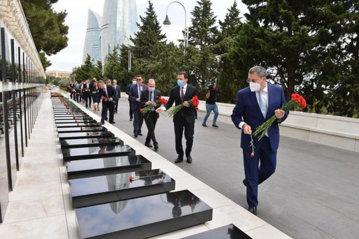 XİN rəhbərliyi Fəxri xiyaban və Şəhidlər xiyabanda - FOTO XİN rəhbərliyi Fəxri xiyaban və Şəhidlər xiyabanda - FOTO