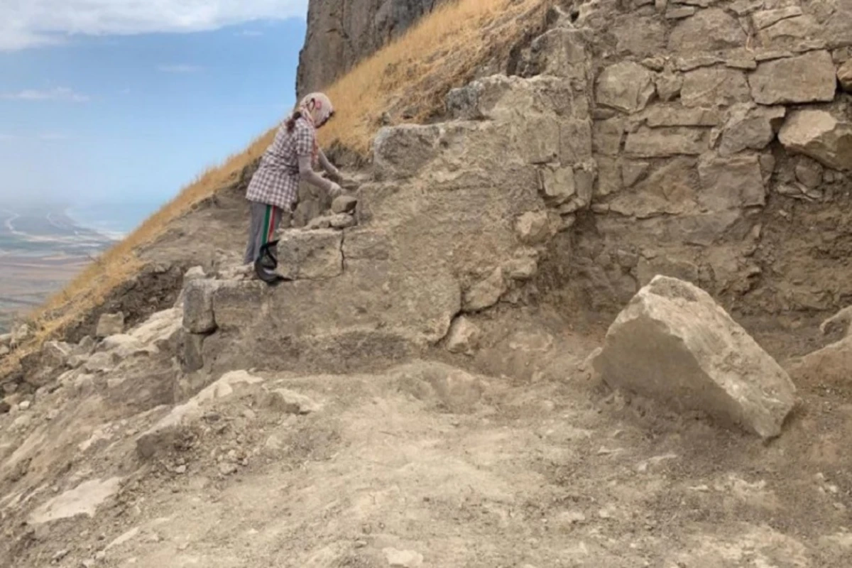 Beşbarmaqda peyğəmbər möhürü olan qəbir daşı tapıldı - FOTO
