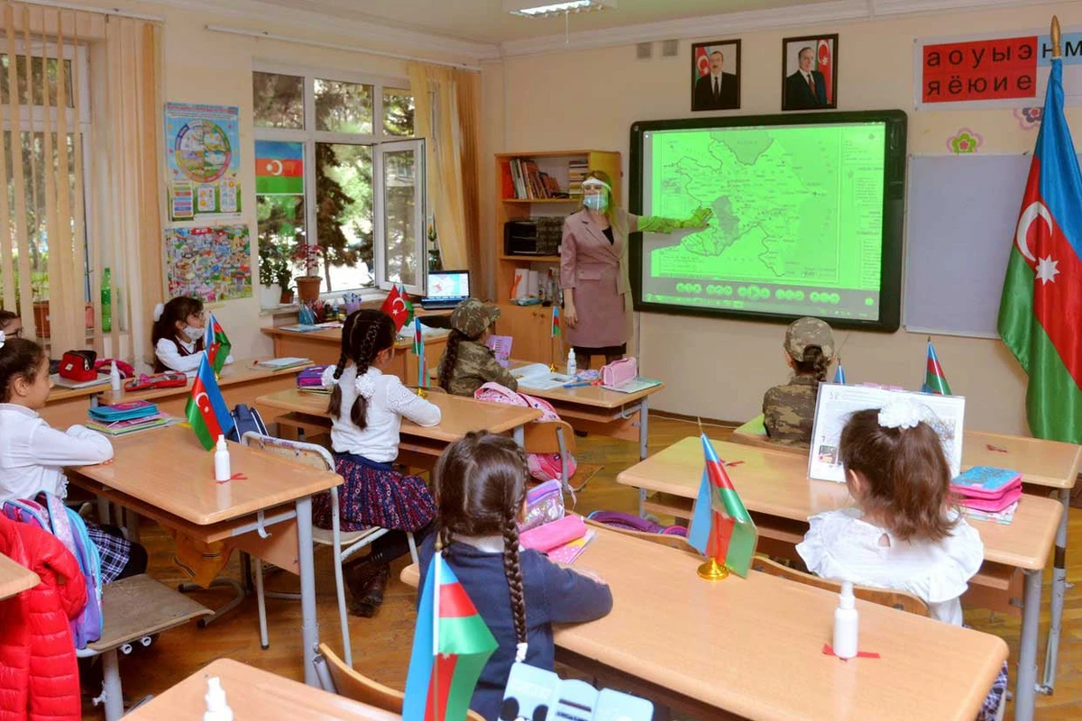 В сентябре в школах Азербайджана введут новые правила в связи с COVID-19