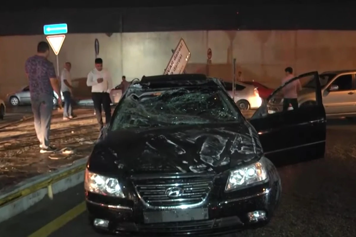 Bakıda ağır qəza -  “Hyundai” əvvəlcə Mercedesə çırpıldı, sonra aşdı - VİDEO