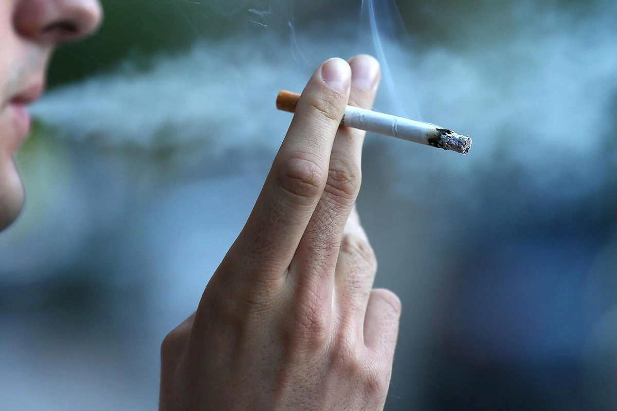 Названа опасность курения в жаркую погоду