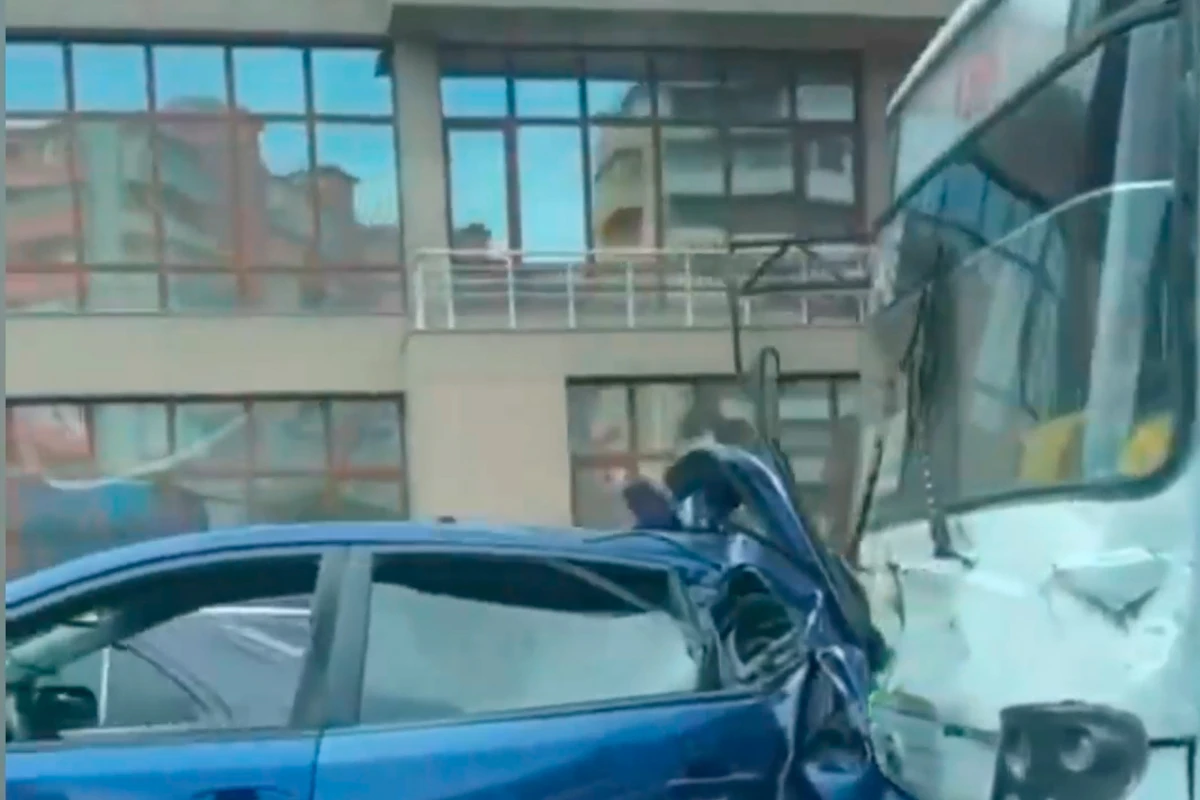 Bakıda zəncirvari qəza: Üç maşın və avtobus bir-birinə çırpıldı - VİDEO