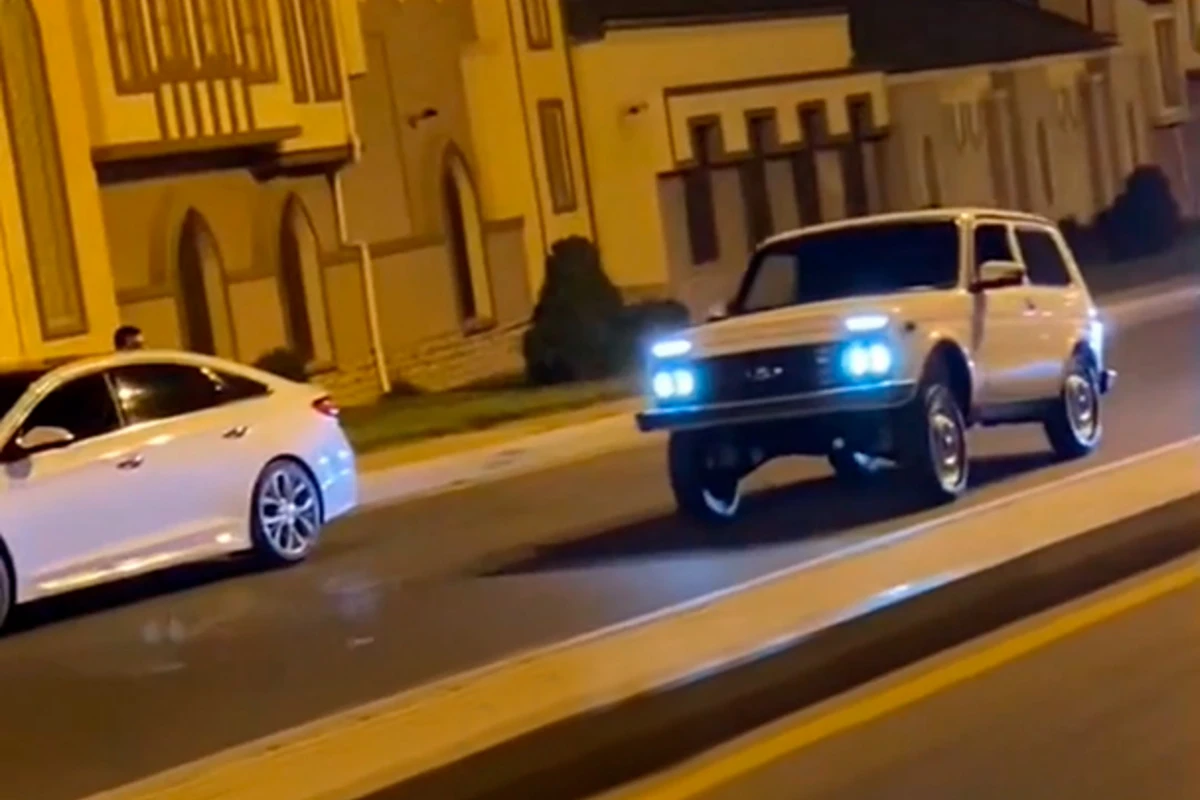 Bakıda gənc oğlan Nivanın qabağını qaldırıb, nömrəsiz sürdü - VİDEO Bakıda gənc oğlan Nivanın qabağını qaldırıb, nömrəsiz sürdü - VİDEO