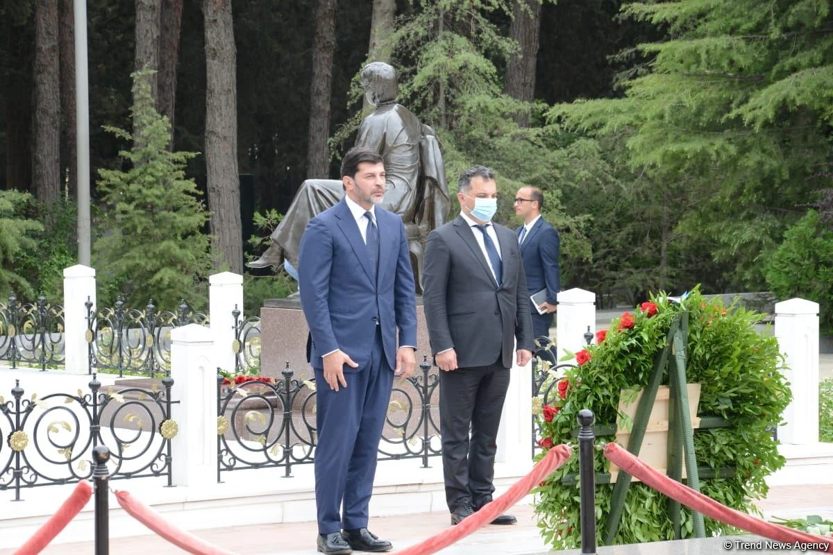 Tbilisi meri ulu öndər Heydər Əliyevin məzarını və Şəhidlər Xiyabanını ziyarət edib - FOTO