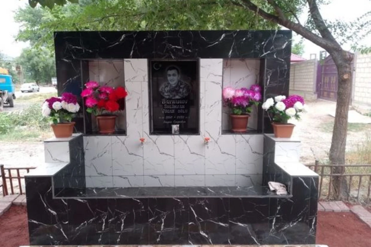 Vətən müharibəsi şəhidinin xatirəsi Gürcüstanın Qardabani rayonunda əbədiləşdirildi - FOTO Vətən müharibəsi şəhidinin xatirəsi Gürcüstanın Qardabani rayonunda əbədiləşdirildi - FOTO