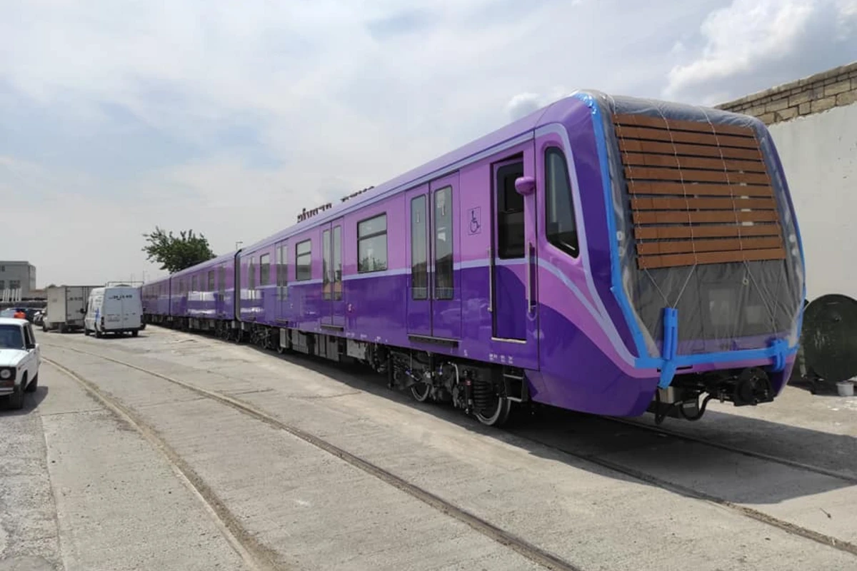 Bakıya yeni metro qatarı gətirildi - FOTO